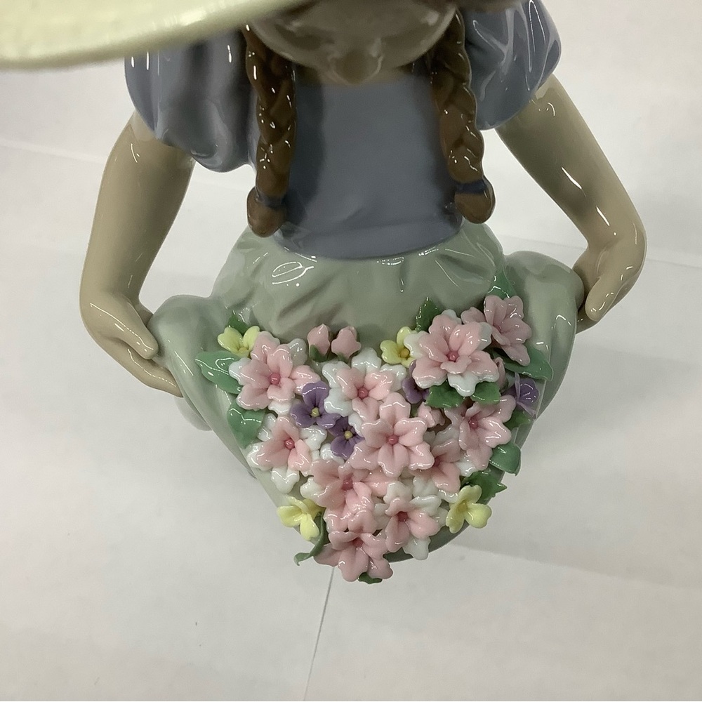 LLADRO Bountiful Blossom porcelain figurine - Picture 3 of 10